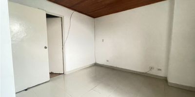 Se vende apto duplex en el barrio Eucaristico. 121 mts2 consta de dos niveles, 4 habitaciones, 4 baños, sala, comedor, cocina equipada, patio, parqueadero.
