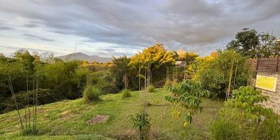 ¡Oportunidad de Inversión! Lote en Venta Vía Pereira - Armenia. Ubicación En conjunto cerrado, a solo 8 minutos del centro de Pereira, con fácil acceso y cómodas vías. Características del LoteÁrea 1.585 m2. Hermosa vista Disfruta de paisajes impresionantes y un entorno natural. Conjunto cerrado Seguridad y tranquilidad en todo momento. Con diseño y licencia aprobada ¡Listo para construir! Opciones de pago. Parte en efectivo y otra parte en permuta. ¡Aprovecha esta flexibilidad para facilitar tu compra! Este lote es ideal para quienes buscan un lugar tranquilo, seguro y con todo lo necesario para comenzar su proyecto de construcción. No dejes pasar esta excelente oportunidad.Contactanos para más detalles y agendar tu cita para conocer el terreno.