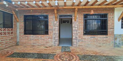 Hermoso apartamento en arriendo en Guarne, vereda Piedras Blancas, ideal para quienes buscan tranquilidad y contacto con la naturaleza. Rodeado de paisajes campestres, cuenta con excelentes vias de acceso, lo que facilita la movilidad. El apartamento ofrece amplios espacios, iluminacion natural y un ambiente relajado, perfecto para disfrutar de la paz del campo sin cerca de la ciudad. Ideal para quienes buscan un refugio en la naturaleza.
Contactanos para brindarte mas informacion!!