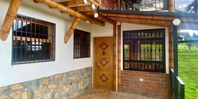 Hermoso apartamento en arriendo en Guarne, vereda Piedras Blancas, ideal para quienes buscan tranquilidad y contacto con la naturaleza. Rodeado de paisajes campestres, cuenta con excelentes vias de acceso, lo que facilita la movilidad. El apartamento ofrece amplios espacios, iluminacion natural y un ambiente relajado, perfecto para disfrutar de la paz del campo sin cerca de la ciudad. Ideal para quienes buscan un refugio en la naturaleza.
Contactanos para brindarte mas informacion!!