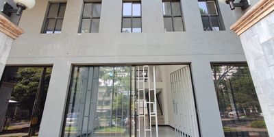 Comodo local de dos niveles y con parqueadero en Laureles sobre la avenida Nutibara, lo cual asegura un facil acceso y una rapida movilidad, una excelente facilidad de transporte publico y permite acceder a una amplia variedad de oferta comercial, gastronomica, institucional, educativa y de servicios. Su ubicacion en medio de vias arterias permite desplazarse con facilidad a cualquier punto del area metropolitana y regiones cercanas.