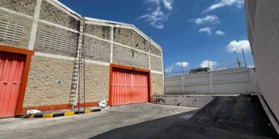 Se arrienda bodega en Parque Industrial de 1.458 mtrs, sobre la Circunvalar, vigilancia 24/7, con 12 metros de altura, luz trifasica, doble portón, una pequeña oficina con un baño, preferiblemente para almacenamiento.