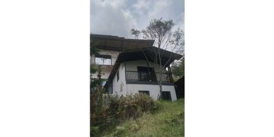 ¿Estás buscando un espacio amplio, rodeado de naturaleza y con potencial para disfrutar la vida campestre? Esta propiedad ubicada en la vereda Guapante, a tan solo 13 km del pueblo de Guarne, es una excelente oportunidad para quienes buscan desconectarse del ruido de la ciudad y vivir con mayor tranquilidad y espacio.

El inmueble cuenta con una casa principal construida, que ofrece una distribución básica y funcional: 2 habitaciones con closet, una cocina integral lista para el uso y 2 patios, ideales para tareas del hogar o como zonas adicionales para disfrutar al aire libre. Además, la propiedad tiene balcón y ventanal, lo que permite una muy buena entrada de luz natural y ventilación.

La casa tiene piso en cerámica, fácil de mantener y resistente, y aunque no cuenta con red de gas ni baños instalados actualmente, tiene todo el espacio y disposición para adecuaciones futuras según las necesidades del nuevo arrendatario.

Con un terreno de 5.741m², esta propiedad es ideal para quienes desean vivir en el campo, montar un proyecto personal o incluso adecuar el espacio para actividades productivas, recreativas o de descanso. No cuenta con portería, ascensor, parqueadero ni cuarto útil, pero su entorno natural y amplitud lo compensan con creces.

? Código: (C2140)
? ¡Contáctanos y agenda tu visita para conocer este espacio lleno de posibilidades!
