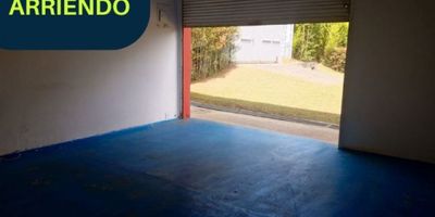 Esta bodega para arriendo está ubicado en Rionegro, Antioquia, cuenta con una excelente ubicación, con una área de 140 M2, este inmueble es perfecto para emprendedores que deseen iniciar su negocio en una zona de gran crecimiento; este local cuenta con 2 baños para atender a tus clientes o tener un espacio adicional para uso propio y una cocineta.

Además, garantiza la seguridad de tus pertenencias y mercancía con su puerta de seguridad, brindando tranquilidad y protección en todo momento, garaje, parqueadero para visitantes. Además, una de las ventajas de este local es la disponibilidad de servicios básico, lo que facilita la puesta en marcha del negocio sin necesidad de realizar grandes inversiones en estas instalaciones.

¡No pierdas la oportunidad de hacer de este inmueble tu negocio!

Contáctanos ahora para conocer más detalles y agendar una visita.

¡Te esperamos! 

CONGENIA INMOBILIARIA?
Administradores de sueños?
