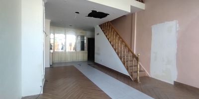 Local en arriendo en Alto Prado, ubicado en unidad cerrada cerca a centros comerciales, supermercados, parques, hoteles, rutas de transportes publico. Cuenta con 3 espacios, 3 baños, pisos en ceramica, bahia de parqueo, aire acondicionado privado, techo cielo razo, circuito cerrado de TV, planta eléctrica, red de gas, ubicado en via principal, vigilancia y porteria 12 horas.
