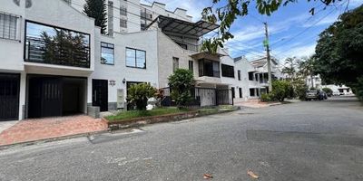 Se arrienda apartamento en Medellín sector la motta, al lado del centro comercial Arkadia, este apartamento cuenta con 2 habitaciones,2 baños, cocina interal completamente nueva, garaje, patio y sala comedor. 