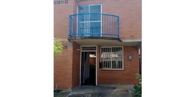 Casa ubicada en Las Margaritas, Bonanza Jamundí. 

Cuenta con dos pisos total construidos, área total 72m2. 

En el primer piso cuenta con un baño, cocina sencilla, sala comedor grande, patio enchapado con rejas de seguridad. 

En el segundo piso cuenta con 3 habitaciones, 1 estudio, la habitación principal con baño privado y un balcón pequeño con vista a la calle.

 
