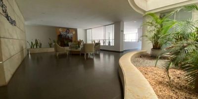 Administramos y servicios ALQUILA hermoso apto AMOBLADO al oeste de la ciudad barrio NORMANDIA, apto de 135mts con excelente distribución y una vista insuperable de la ciudad, consta de amplia sala-comedor con balcón, cocina integral equipada, estudio o sala de tv, cuarto de empleada con baño, baño social, alcoba principal con baño, dos alcobas adicionales cada una con closet, baño de alcobas, cuenta con un parqueadero en sótano. 
La unidad cuenta con piscina, zona húmeda, gimnasio y salón social. EL VALOR INCLUYE CANON DE ARRENDAMIENTO, ADMINISTRACION, INTERNET Y DIRECTV www.administramosyservicios.com