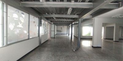 Casa comercial en primer piso de dos plantas, con amplios espacios, patio, excelente iluminacion, parqueaderos internos y externos, sumado a esto con su estrategica ubicacion, como lo es la Av. las vegas que asegura un facil acceso, cerca del la universidad Jaime Isaza Cadavid y facilidad de transporte publico,  a la estacion poblado del metro y permite disponer de una amplia oferta comercial, servicios. su ubicacion permite desplazarse con facilidad a cualquier punto de la ciudad, contactanos para mas informacion.