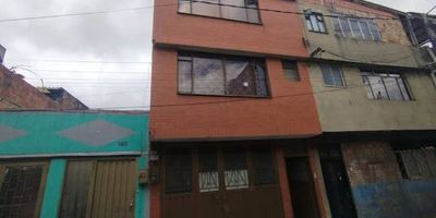 Amplio local de 5 metros de frente y 20 metros de fondo en un área de 83 mts², ubicado en Florida Blanca. El local cuenta con un espacio bastante amplio ideal para bodegaje y un baño social. Cuenta con servicio de agua comercial independiente y luz trifásica compartida. Cerca de tiendas como D1 y Ara, centro comerciales como Diver Plaza, Lo nuestro. Cómodas vías de acceso como la Cali y la Av. 72