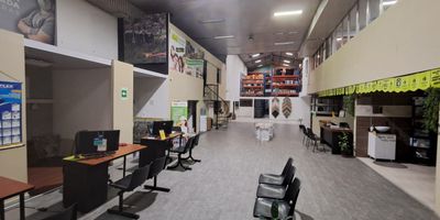 La bodega de 650 m2, ubicada sobre una via principal y cerca de una estacion del metro, es ideal para empresas que buscan maximizar su eficiencia logistica. Su proximidad al transporte publico facilita el acceso para empleados y clientes, mientras que su ubicacion estrategica mejora la distribucion de mercancias. El amplio espacio permite una organizacion versatil, adaptandose a diversas necesidades de almacenamiento o produccion. Esta bodega es perfecta para negocios que valoran la conectividad y la funcionalidad.