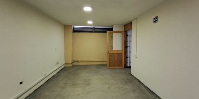 Bienvenido a tu proximo espacio de negocios en el sector de San Agustin, La Estrella! Este local, ubicado en un segundo nivel, te ofrece un entorno ideal para hacer crecer tu empresa. Con excelentes vias de acceso y rutas de transporte cercanas, tus clientes y colaboradores podran llegar con facilidad. Ademas, cuenta con un malacate que facilita el manejo de mercancias y equipos pesados. No dejes pasar esta oportunidad de establecer tu negocio en un lugar que combina accesibilidad y funcionalidad. Contactanos hoy mismo para agendar una visita y descubrir todo el potencial que este local tiene para ofrecerte!
