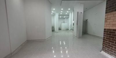 Local en Sabaneta con acabados modernos y de alta calidad, ideal para negocios que buscan un espacio elegante y funcional. Su ubicacion estrategica, cerca del centro comercial Aves Maria, la Avenida Las Vegas y la Avenida Regional, ofrece excelente visibilidad y facil acceso tanto para peatones como para vehiculos. Con un diseno contemporaneo y bien distribuido, es perfecto para oficinas, tiendas o emprendimientos que buscan destacar en una zona de alto desarrollo comercial. Canon $8.500.000 IVA $1.615.000




