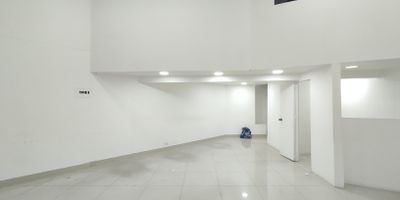 Local comercial de 82 m ubicado en el sector de San Diego,C.C San Diego Medellin. Cuenta con una excelente ubicacion cerca de rutas de transporte publico, la estacion Industriales del Metro y el centro comercial San Diego, lo que garantiza alta visibilidad y facil acceso. Ideal para negocios que busquen aprovechar el flujo comercial y la excelente conectividad de la zona. *canon + iva.. 
