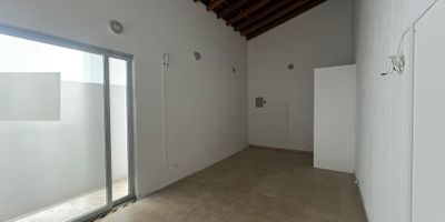 Local en Caldas, Antioquia: Situado a solo media cuadra del hospital y sobre la concurrida calle comercial 49, este local ofrece una ubicacion inmejorable en el corazon del comercio local. Ubicado en un mall comercial, garantiza un flujo constante de potenciales clientes y visibilidad excepcional. Ideal para negocios que buscan aprovechar el trafico peatonal y vehicular de la zona. Su entorno dinamico y accesible lo convierte en una oportunidad perfecta para emprendedores que desean establecerse en un area de alto movimiento comercial. Un espacio estrategico para el exito! Que esperas para contactarnos? 