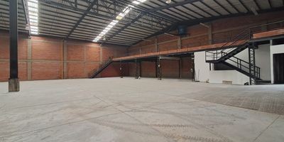 Buscas bodega en arriendo en Dosquebradas? Se arrienda bodega con un area total de 1,069 metros cuadrados con mezanine incluido, ubicada en la zona industrial de Dosquebradas. Esta propiedad cuenta con excelente acceso y visibilidad, ideal para empresas que requieran espacio para almacenamiento, distribucion o actividades industriales. La bodega esta en una ubicacion estrategica en la antigua plaza de ferias cercana a vias principales, lo que facilita la conexion con el resto de la region. No esperes mas comunicate con nosotros.