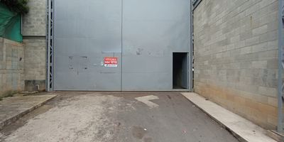 Se arrienda bodega en Guarne, se arrienda excelente bodega Bodega de 560 m para estrenar, ubicada sobre la Autopista Medellin-Bogota. Cuenta con doble altura, ideal para almacenamiento o produccion. Dispone de energia trifasica, garantizando capacidad para maquinaria industrial. Excelente ubicacion con facil acceso para transporte de carga. Oportunidad unica para su negocio!, mas informacion comunicarte con nosotros con gusto le atenderemos.