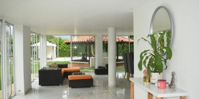 Esta casa de 460 m2 construidos, de dos pisos ubicada en el exclusivo sector de la Morada Jamundi, es VENTA CASDA CAMPESTRE ideal para quienes buscan un hogar espacioso y rodeado de la naturaleza, cuenta con: • 1 Habitación principal con terraza, , vestier tipo walking clóset amplio, tina y ducha. • 7 Habitaciones adicionales cada una con baño propio con ducha y clóset o vestier.  • Zona de Sala y Comedor amplia. • 2 Baños sociales. • Cocina tipo americana, con barra de mármol, completamente equipada con electrodomésticos (horno y microondas empotrado marca KitchenAid y Lavavajillas automático. • Cuarto de ropas y lavandería. • Sala de TV, • Espacio para estudio y coworking.• Kiosko, • Zona BBQ con parrilla incorporada, • Piscina con luces chorros de agua, • Jacuzzi, • Turco. • Parque Infantil, • Espacio de parqueo para aproximadamente 6 carros, • Cancha, • Bodega para almacenamiento. • Cuarto de máquinas.  • 2 tanques de agua de 2000 Litros cada uno y sistema de presión de agua. • Calentador de agua para toda la casa.  • ⁠Pared en escaleras tipo muro llorón.  Además, cuenta con lámparas de lujo, 4 aires acondicionados, pisos en porcelanato y luminarias externas en zonas del jardín.
