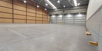 Se arrienda bodega en guarne, se arrienda una excelente bodega que cuenta con un area total de 4800 mts, repartido en primera planta de 3623mts, 2 mezanine, 1 de 562mt y 2 de 575 mts, piso resistente de 2 toneladas por mt2, energia trifasica, tambien cuenta con muelles de carga y descarga y con rampa de acceso de vehiculo, es una muy buena oportunidad para empresas que quieran ampliarse, para mas informacion comunicate con nosotros con gusto le atenderemos.