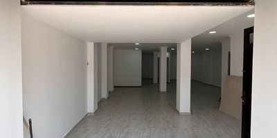 Este amplio local de 100 m, ubicado en el vibrante sector de Cabanas, Bello, es ideal para tu negocio. Con un diseno versatil, ofrece un espacio abierto que se adapta a diversas necesidades comerciales. Su ubicacion estrategica garantiza alta visibilidad y facil acceso para clientes. Perfecto para emprendedores que buscan establecerse en una zona de crecimiento y dinamismo. Aprovecha esta oportunidad unica!