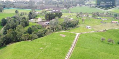 Amplio lote con servicios y uso mixto en una ubicación privilegiada

Si buscas un terreno ideal para vivienda y uso agrícola, este lote de 4.027m2 es perfecto para ti. Con acceso a electricidad, agua e internet, ofrece todas las comodidades para construir tu hogar o desarrollar tu proyecto. Todo esto por $604.050.000. 

 Área total de 4.027m2.
 Servicios de electricidad, agua e internet.
 Uso para vivienda y agrícola.

Un espacio lleno de posibilidades para inversión o construcción. Contáctanos ahora y agenda tu visita