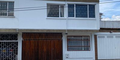 Casa en venta de 241 mt2 en un lote de 147,87 mt2 en el barrio Polo Club. Puede usarse para vivienda o comercio. Tiene dos pisos. En el primer piso (147,87 mts2) tiene parqueadero, Sala, comedor, estar de television, jardín interior, cocina, patio de ropas, cuarto y baño de servicio y estudio y dos baños. En el segundo piso tiene 4 alcobas, estudio y 2 baños. Sector comercial y residencial, sobre calle principal.   

Cerca a la Estación de Transmilenio La Castellana y El Polo, vías de acceso: Carrera 24, Carrera 30, Calle 80 y Autopista Norte. Facilidad de transporte público.