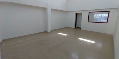 El valor del canon no incluye IVA.

MEGAPOLIS BIENES RAÍCES tiene para el alquiler esta mega oficina o local comercial, ubicado en el centro de la ciudad de Pereira. En sus 319 m² encontramos una distribución adecuada para oficinas o instituciones educativas; cuenta con 14 espacios tipo salón, 2 lobbies, 2 recepciones, pasillos, área de aseo con cocineta y 10 baños.
