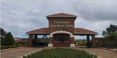 En venta parcela ubicada en el condominio mesa de los santos sobre la vía principal. Consta de: portón amplio, parqueadero para dos a tres vehículos, jardín que rodea toda la propiedad, juegos de niños, huerta, jacuzzi, turco, sauna y sector para fogata. En la parte interna del inmueble encontramos en el primer nivel: bar, cocina integral, sala comedor, tres habitaciones una de ellas con baño privado, baño auxiliar, escaleras al segundo nivel donde encontramos: habitación principal amplia con balcón, Vestier, baño amplio. La casa cuenta con paneles solares los cuales la energía se utiliza para la iluminación de la habitación principal ubicado en el segundo piso cuenta con reserva de tres tanques de agua potable para un total de 16,000 litros y la iluminación exterior cuenta con paneles solares y el sistema de cámaras de la propiedad también funciona con esta energía solar. El conjunto cuenta con: vigilancia 24/7, centro de convenciones, canchas sintéticas, canchas múltiples, Piscina, BBQ, circuito de televisión y vigilancia por cuadrantes. Agende su cita completamente gratis al 3174396893 Jhair Rosas. 
