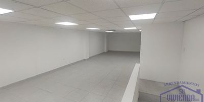 Local de 60 m2, segundo piso, salón, baño, piso en cerámica, parqueaderos comunes, excelente iluminación y espacios, ideal para uso de oficinas, o confección.Ubicado cerca al transporte público, con fácil acceso y salida a la avenida Guayabal y a la 80.
Si deseas más información puedes escribir al WhatsApp 3052957899
