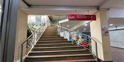 ? Arriendo de Local/Oficina en el Centro Comercial Unión Plaza, Junin?

✨Aprovecha esta increíble oportunidad para  arrendar local/oficina en el Centro de la ciudad✨

? Entorno:

Este espacio ofrece una ubicación estratégica y un entorno comercial de alto flujo de personas con una ubicación estrategica en todo el paseje junin .


 Area de: 9mt
 Vitrinismo: Ideal para la exhibición de productos y captar la atención.
 Canon de Arrendamiento: $1.000.000 ya incluye administraccion
 Baños Comunes


¡No dejes pasar esta gran oportunidad y cumple tus proyectos!

 
