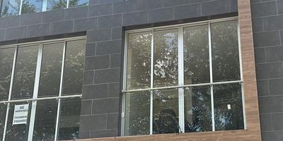 Si buscas comodidad, diseño y seguridad, estos apartamentos en el Edificio Segovia, en el exclusivo sector de Las Mercedes. Ubicado en el cuarto piso, cuentan con un área de 73 m , destacándose por su doble altura en el techo , lo que brinda una sensación de amplitud y elegancia.

Cada apartamento ha sido diseñado con acabados modernos, garantizando un ambiente acogedor y confortable. Además, cuenta con un sistema de seguridad avanzado , que incluye acceso digital con clave y huella , brindándote tranquilidad y privacidad en todo momento. El edificio no cuenta con ascensor 

Otras características que hacen de esta propiedad una excelente inversión

2 alcobas con closets
2 baños modernos
Zona de aseo independiente
Cocina integral
Parqueadero privado
Distribución funcional y espacios bien iluminados.

 Ubicación estratégica , con fácil acceso a servicios, transporte y comercios.

Una excelente opción tanto para vivienda como para inversión.