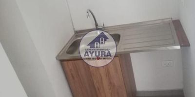 Local comercial disponible para arriendo en el reconocido sector de El Dorado, Envigado, Antioquia. Con un área de 34 m² en un solo nivel, este espacio cuenta con 1 baño y ofrece 1 parqueadero, ideal para su negocio. El inmueble se beneficia de un sistema de vigilancia que aporta seguridad. Su ubicación estratégica en Envigado facilita el acceso a clientes y servicios de la zona. Canon de arriendo: $3,000,000. Si desea conocer este local o tiene preguntas, contáctenos por WhatsApp, en la opción de quiero que me contacten o consulte los números de teléfono disponibles.