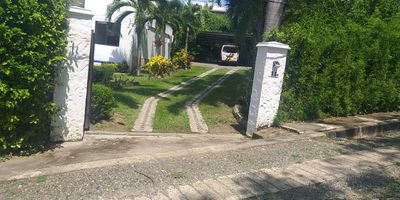 Este lote es ideal para quien desea construir un espacio muy agradable de descanso para familias que deseen mudarse a un lugar tranquilo y hermoso. Tiene 1.115 M2 de área terreno semi ondulado.  Ofrece una vista panorámica que hará felices a sus residentes. Unidad cerrada con numerosos árboles frutales, área social y turística. Tiene bosque nativo alrededor, perfectos para disfrutar del entorno natural. Ubicado cerca a zona urbana,  parqueadero para visitantes, parques cercanos, salón comunal, transporte público cercano, vigilancia 24 horas, áreas deportivas, zonas verdes, zona camping, zona infantil y zona residencial.  Cercano a la unidad deportiva, kilometro 62.

RECIBE EN PARTE DE PAGO APARTAMENTOS EN MEDELLIN ESTRATO 3 o 4.