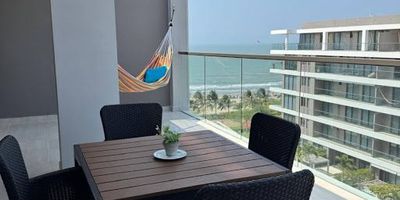 Apartamento en venta en Cartagena, Bolívar. Con 113.50 m² construidos, este inmueble ofrece 2 habitaciones y 2 baños, ideal para su confort. Dispone de 1 parqueadero. Entre sus comodidades se destacan la vigilancia y un gimnasio, pensados para su seguridad y bienestar. Con 3 años de antigüedad, es una propiedad apta para rentas cortas, representando una inversión atractiva en la ciudad de Cartagena. ¿Interesado en este apartamento? Contáctenos a través de WhatsApp, la opción ""Quiero que me contacten"" o consulte nuestros teléfonos para programar una visita y recibir más información.