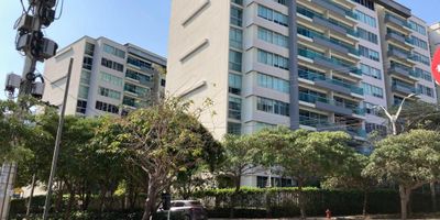 Les presentamos este espectacular apartamento en Villa Carolina, a pasos de Rio Alto, y con fácil acceso a diferentes centros comerciales, supermercados y parques. Ubicado en piso medio de la torre, un lugar que le da mayor iluminación y una excelente vista. Su zona social cuenta con una sala - comedor, cocina abierta con excelentes acabados y un balcón que ofrece una muy agradable vista interna a las áreas comunes y a la calle. Posee zona de ropas y baño de servicio. Su zona de descanso cuenta con tres habitaciones, la principal tiene baño privado y walking closet. Todas cuentan con closets y buena iluminación. También cuenta con estudio. Sus pisos son en porcelanato. Solicita tu visita y conoce este espectacular apartamento.