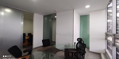 Se arrienda oficina dúplex, ubicada en un edificio con ascensor comunal y baños comunales. La oficina cuenta con dos parqueaderos independientes.
Características:
- Dos niveles con escalera interna en espiral.
- Ascensor comunal, en cada piso
- Baños comunales
- Dos parqueaderos independientes
- Ubicación estratégica
Ventajas:
- Espacio amplio y flexible para tu negocio
- Acceso fácil y cómodo con ascensor comunal
La oficina se arrienda amoblada o sin amoblar, amoblada cuesta 12 millones, negociables Cod: 4032