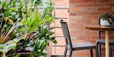 Acogedor aparta estudio amoblado en Lalinde, con habitación con Vestier y baño privado, baño social, cocina integral abierta, zona de ropas independiente, estudio y balcón con vista a la ciudad. Sala amplia y unidad completa para tu comodidad.