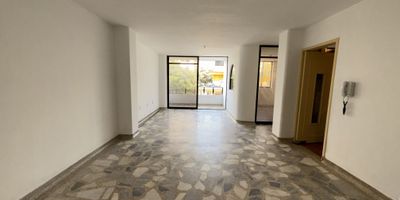 Apartamento ubicado en cabecera a pocas cuadras del parque los leones,amplios espacios ,con vista exterior 