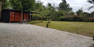 Local en ARRIENDO (también puede para ser habitado como apartaestudio), 1 habitación amplia, cocina, 1 baño, parqueadero cubierto.