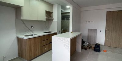 Moderno Apartamento Nuevo de 72 m² en Piso 25 con Balcón y Comodidades Únicas

Este apartamento nuevo de 72 m² está ubicado en el piso 25, ofreciendo vistas impresionantes y un ambiente lleno de luz natural. Con tres habitaciones y dos baños, es perfecto para quienes buscan comodidad y un espacio funcional.

El apartamento cuenta con un balcón, ideal para disfrutar del aire libre y relajarte mientras aprecias las vistas de la ciudad. Además, dispone de un parqueadero y un cuarto útil para facilitar tu organización y almacenamiento.

Con ascensor y vigilancia 24/7, podrás vivir con total seguridad y comodidad. Este inmueble está ubicado en una zona conveniente, cerca de todos los servicios que necesitas.

Si buscas un lugar nuevo, con excelente ubicación y todas las comodidades, este apartamento es la opción ideal.