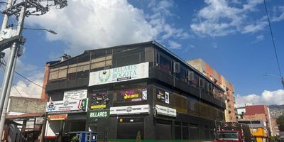 Se ofrece en arriendo un amplio local comercial de 310 metros cuadrados, ideal para diversos tipos de negocios, desde tiendas de retail hasta oficinas o restaurantes.
El local se encuentra en una zona de alto tráfico comercial, rodeado de diversas tiendas, restaurantes y servicios, lo que asegura una gran visibilidad y potencial de clientes. Además, su cercanía a transporte público facilita el acceso para empleados y clientes. Cod: 4041