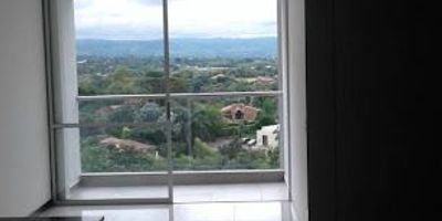 Apartamento  en renta Vía Cerritos - Piso 8. Detalles del apartamento, 3 habitaciones, 2 baños, cocina integral con campana extractora, horno y gas domiciliario, calentador a gas, sala comedor amplia, balcón con excelente vista. Zonas comunes del conjunto - Piscina, zona de masajes, zona de juegos, zona húmeda, cancha de squash, vigilancia 24-7  Ubicación privilegiada en Vía Cerritos  Tranquilidad y comodidad en un solo lugar.  