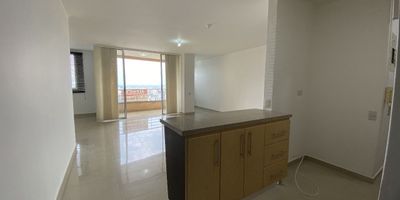 Este elegante apartamento de 75.86 m² está ubicado en el séptimo piso de un moderno edificio al Oeste de Cali. Cuenta con una cocina integral abierta, zona de oficios, una espaciosa habitación con baño y vestidor, además de un pequeño estudio y  una sala de televisión o segunda habitación. Disfruta de una hermosa vista desde el balcón y de la comodidad de un parqueadero propio en sótano con un depósito. El edificio ofrece zonas sociales con piscina, gimnasio y parqueadero para visitantes. Ideal para quienes buscan confort y estilo.