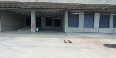 Se arrienda excelente bodega en guarne, bodega con muy buena area para empresas que quieran expandir su produccion, esta bodega cuenta con muelle de carga, piso reforzado, 12 metros de altura, tiene un patio de maniobras amplio, energia trifasica, esta bodega es ideal para empresas de logistica, almacenamiento tanto liviano como pesado, vigilancia 24/7, mas informacion comunicate con nosotros con gusto le atenderemos.