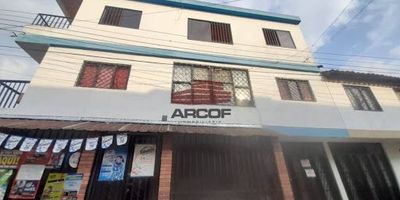 Se arrienda apartamento en el sector de el diamante II  central a supermercados droguerías cuenta con un área de 87 metros , 3 habitaciones con closet , habitación principal con baño privado un baño social completo sala comedor con balcón , cocina integral , zona de ropas y garaje cubierto.
