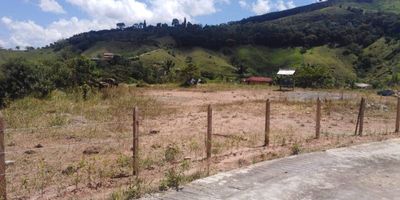 Lotes a solo una hora de Medellín con excelente conectividad por las vías 4G del Nus con precios  desde $350 millones hasta $450 millones y areas de 4.000 m2 a 6.000 m2. Se entregan con Matricula Inmobiliaria, Carretera, Explanación, Alinderados  y con Agua.