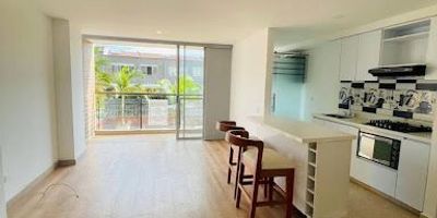 se arrienda hermoso apartamento sobre la via que va de Rionegro a marinilla, piso dos, cuenta con tres alcobas, parqueadero privado y cuarto útil, unidad cerrada, portería 24 horas, salón social, gimnasio, sauna y turco