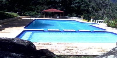 La finca está ubicada en el municipio de Girardota, en la vereda “La Lomita 2". La  casa principal cuenta con 4 alcobas, 3 baños, salón de tv, cocina, comedor grande, señal de direct tv y tiene capacidad para 20 personas. Adicional, cuenta con piscina para adultos y para niños, salón social, casa de mayordomo, amplias zonas verdes y frutales, BBQ, juegos infantiles y zona amplia para parquear vehículos desde la entrada.
Su principal característica es ser amañadora. Ideal para inversión, con gran reconocimiento para ser alquilada los fines de semana. Un espacio agradable para tu familia. ¡Qué no se te haga tarde! Llámanos y visita este inmueble. Arrendamientos el Castillo, 40 años de experiencia en el sector inmobiliario para que vivas mejor.