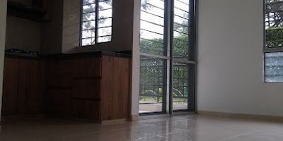 Hermoso apto primer piso, excelentes acabados. Consta de sala comedor, cocina integral abierta, , balcón, 3 habitaciones, todas con closert, habitación ppl con baño, baño habitaciones, parqueadero comunitario. Conjunto cerrado con piscina, gimnasio, zona de juego para niños. 