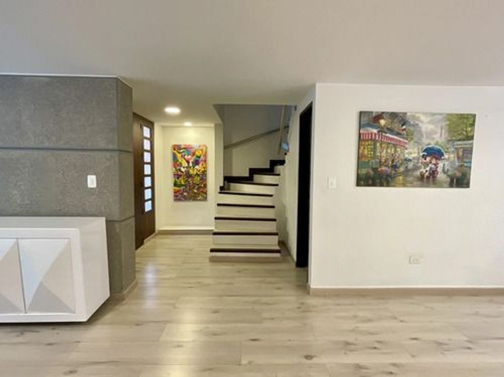 Casa de 3 alcobas en venta en Santa Barbara Central, Bogotá, 196 m² · foto 2 de 12